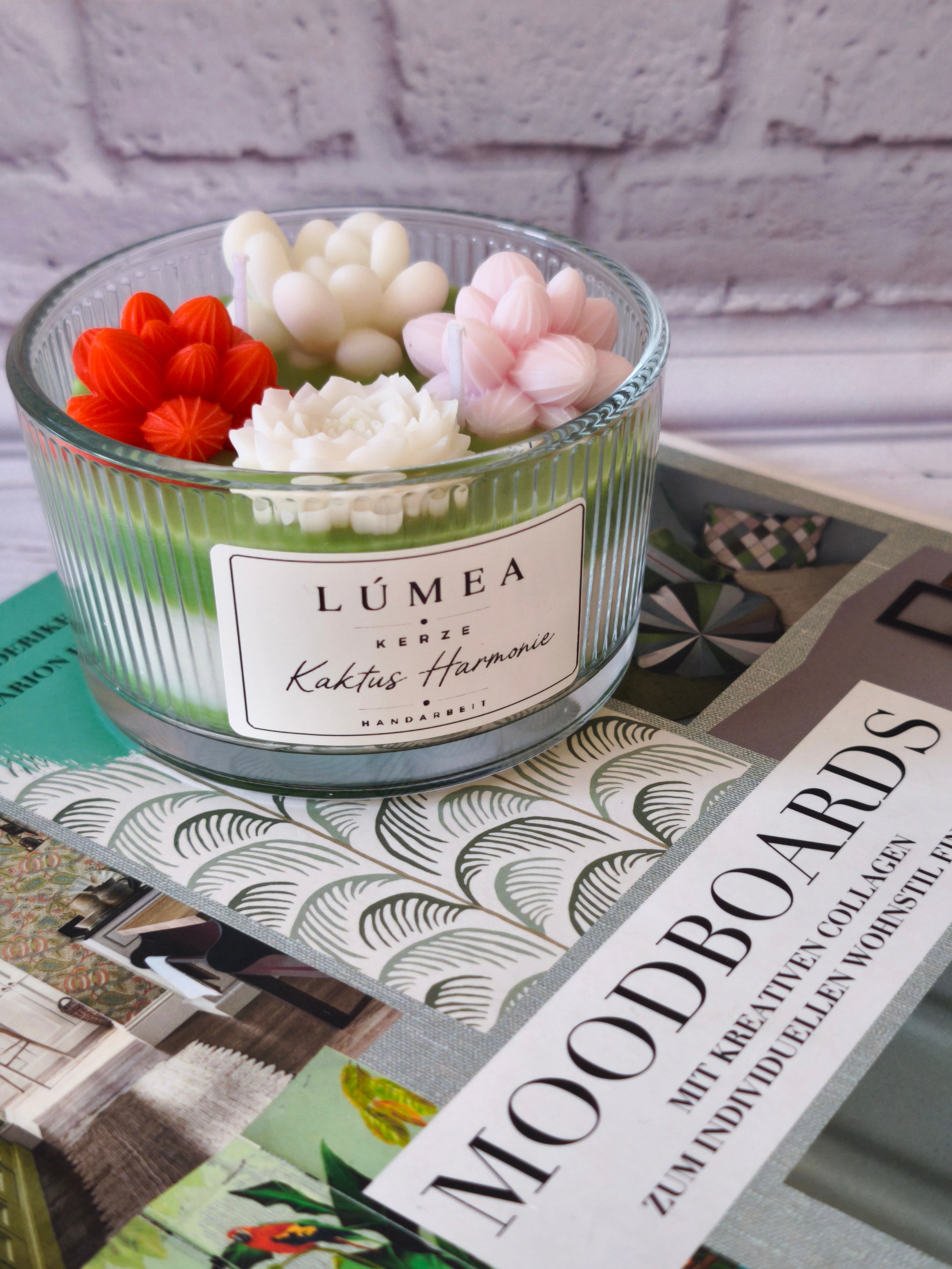 LÚMEA “Kaktus Harmonie” Kerze – Handgemachte Dekokerze mit Kakteen & Blumen
