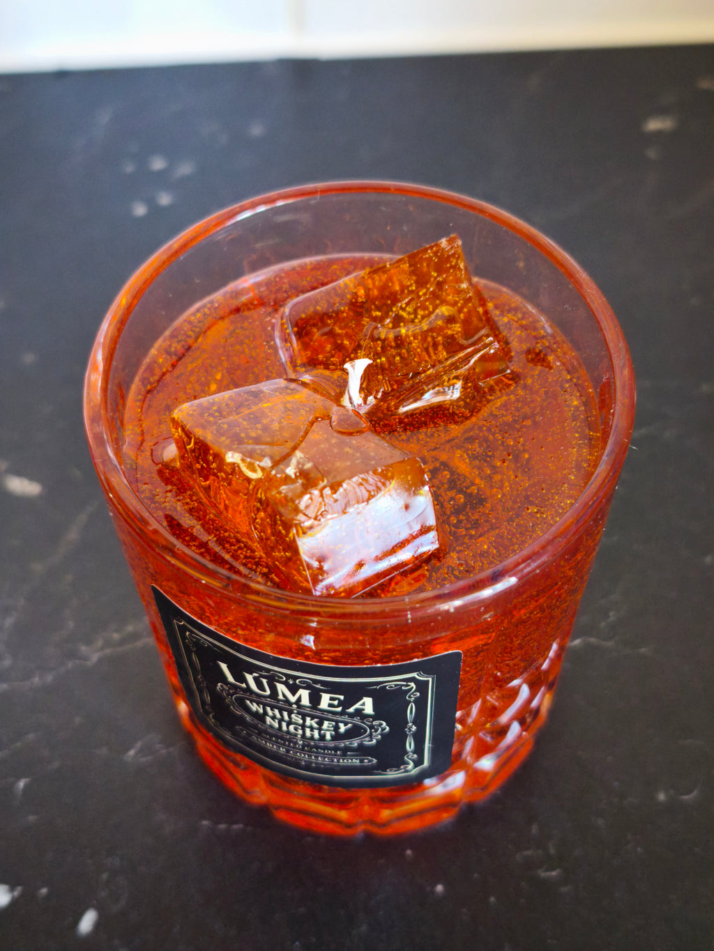 LÚMEA Whiskey Night – Duftende Gelkerze mit Eiswürfel-Effekt