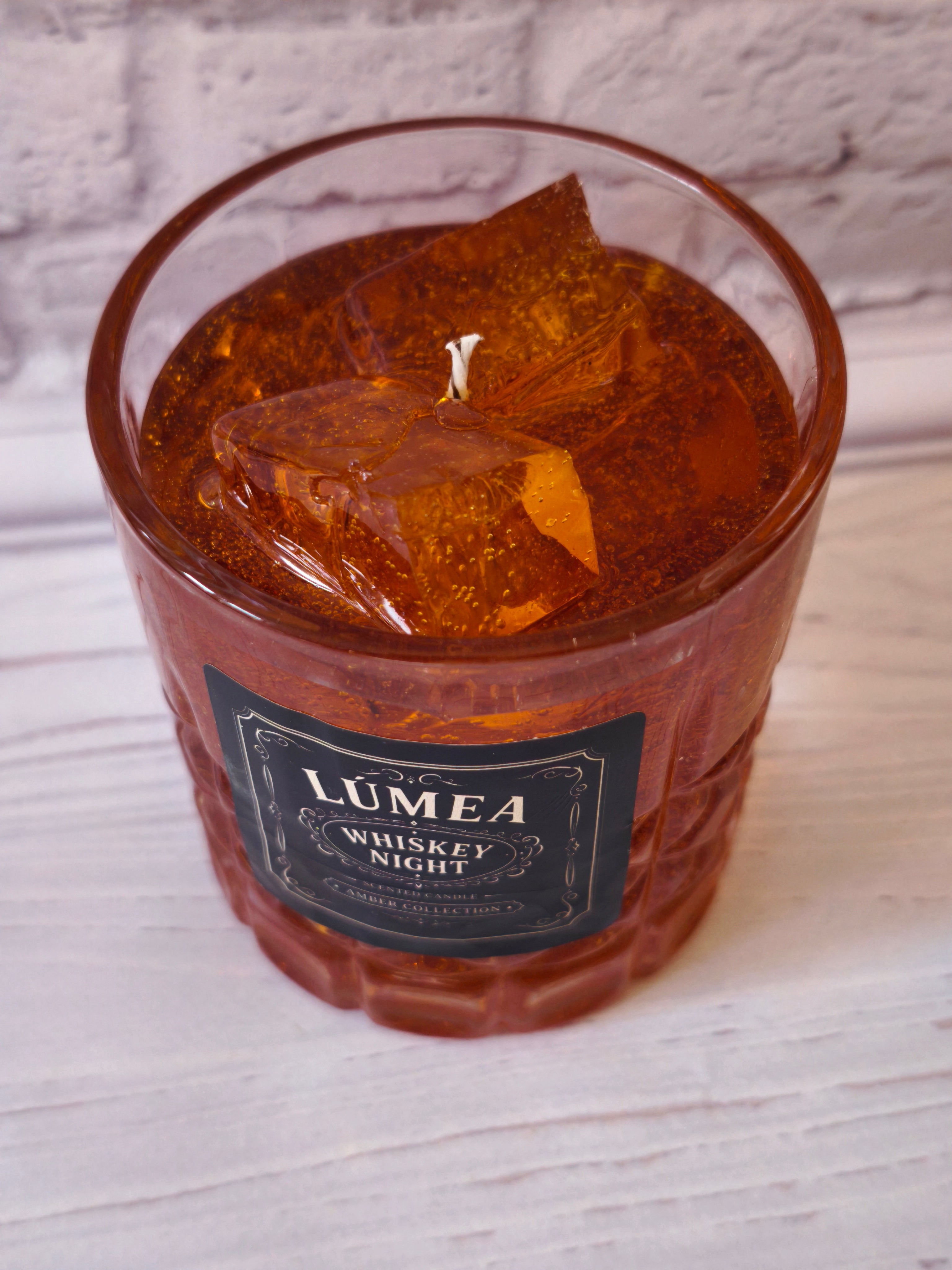 LÚMEA Whiskey Night – Duftende Gelkerze mit Eiswürfel-Effekt