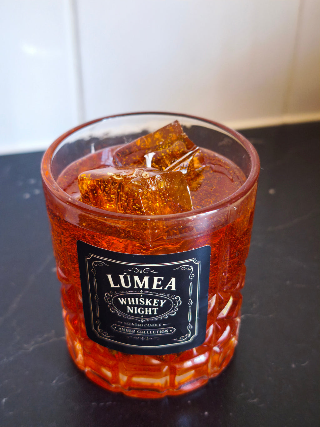 LÚMEA Whiskey Night – Duftende Gelkerze mit Eiswürfel-Effekt