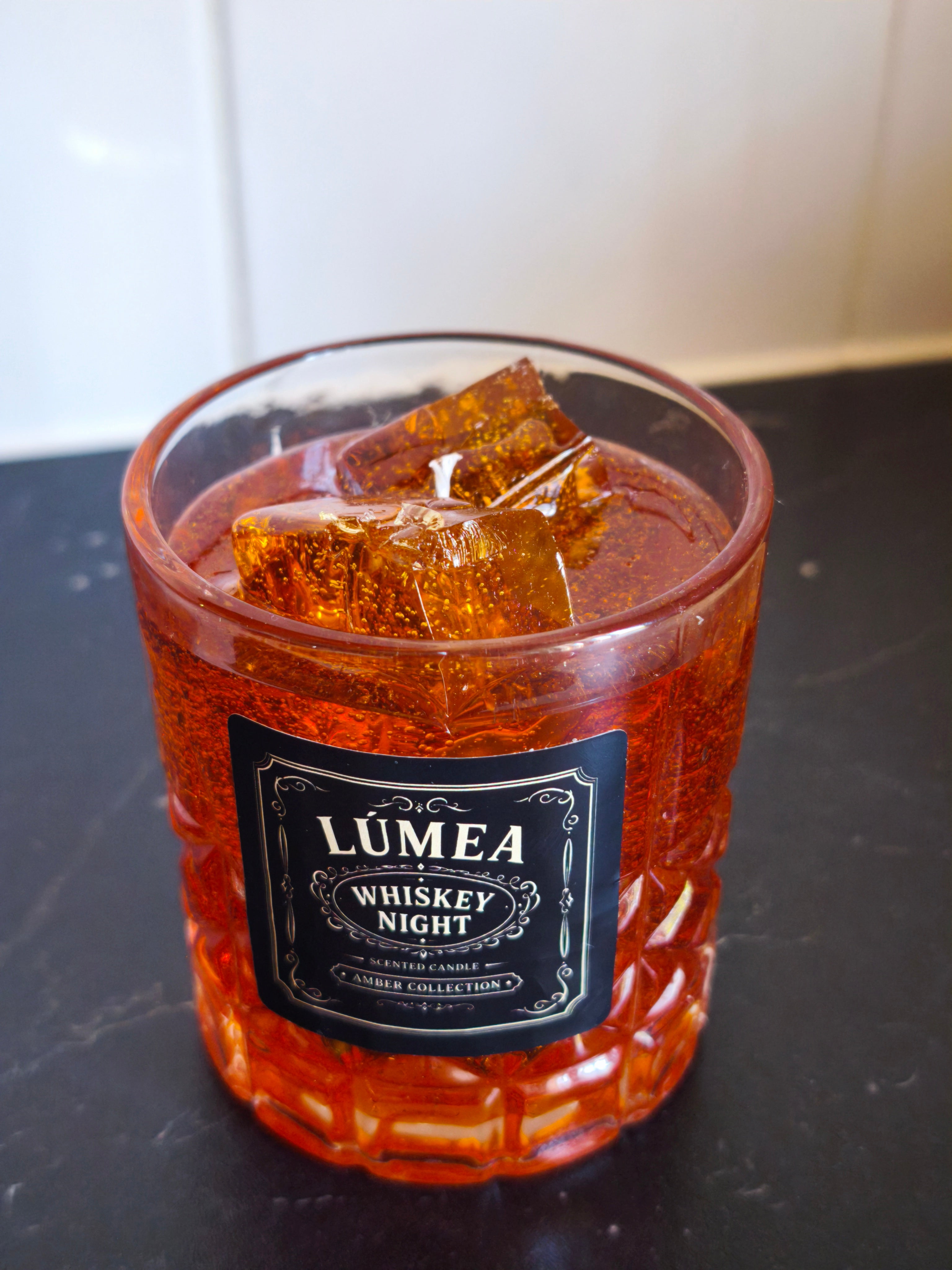LÚMEA Whiskey Night – Duftende Gelkerze mit Eiswürfel-Effekt