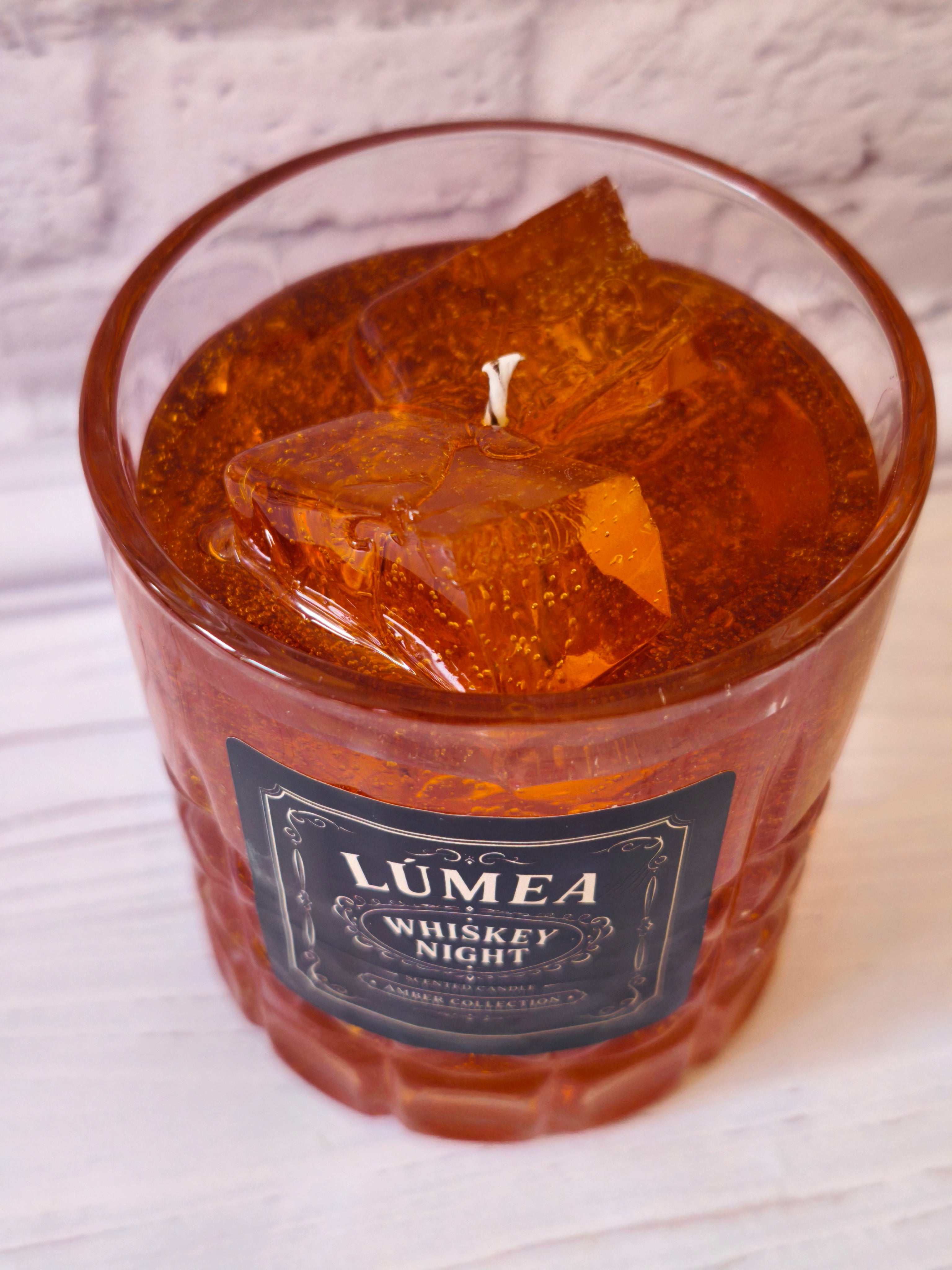 LÚMEA Whiskey Night – Duftende Gelkerze mit Eiswürfel-Effekt