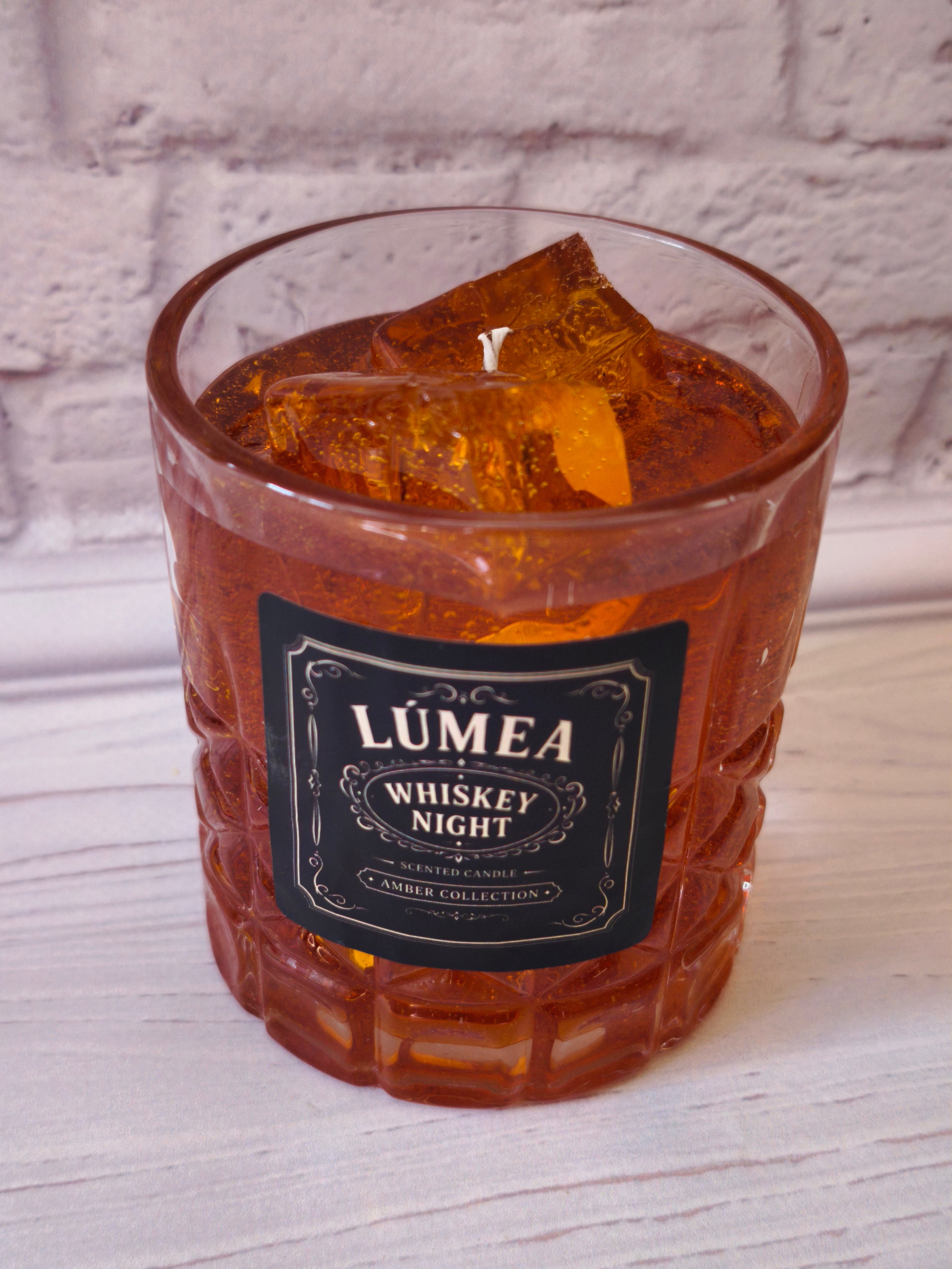 LÚMEA Whiskey Night – Duftende Gelkerze mit Eiswürfel-Effekt