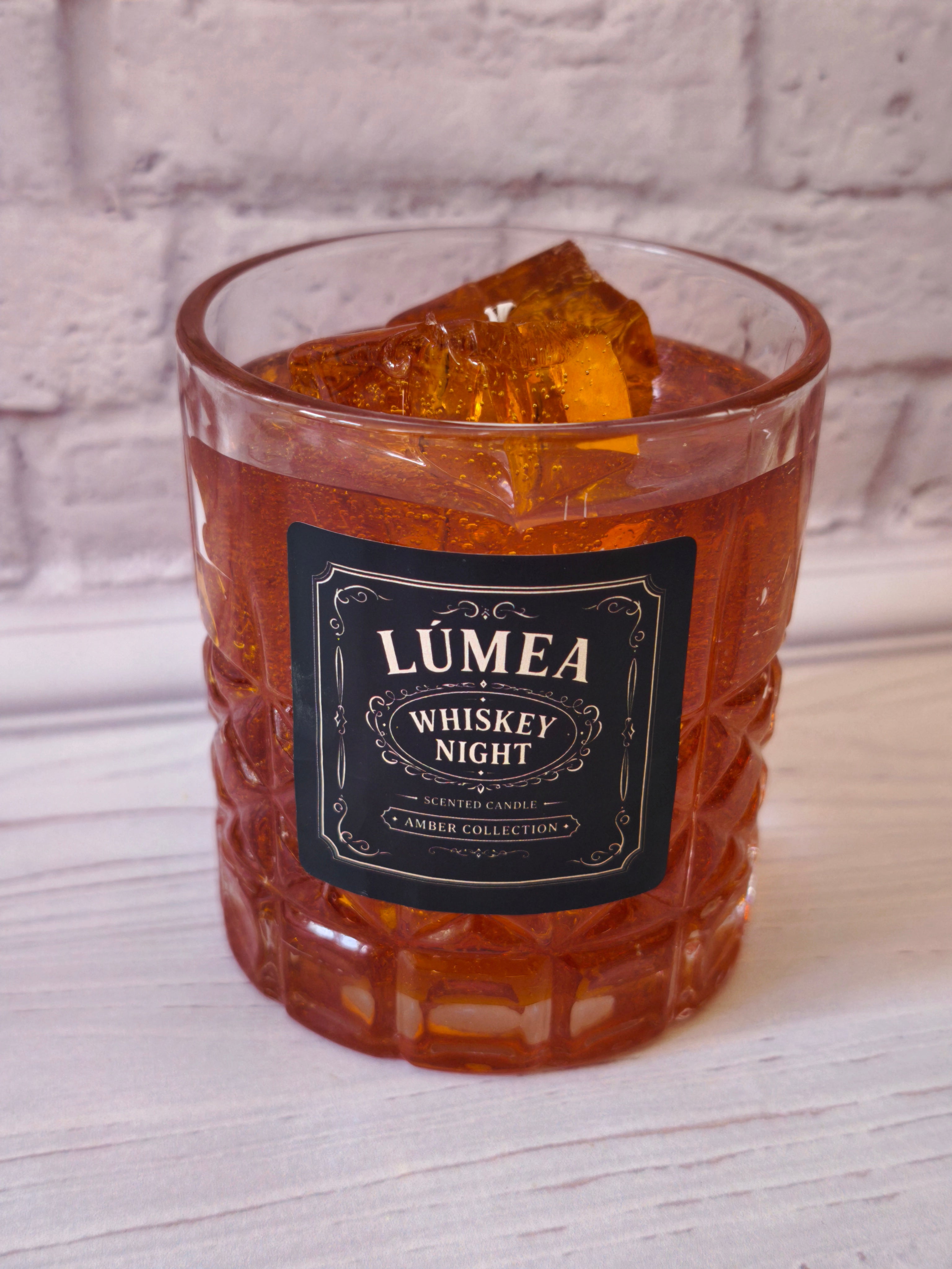 LÚMEA Whiskey Night – Duftende Gelkerze mit Eiswürfel-Effekt